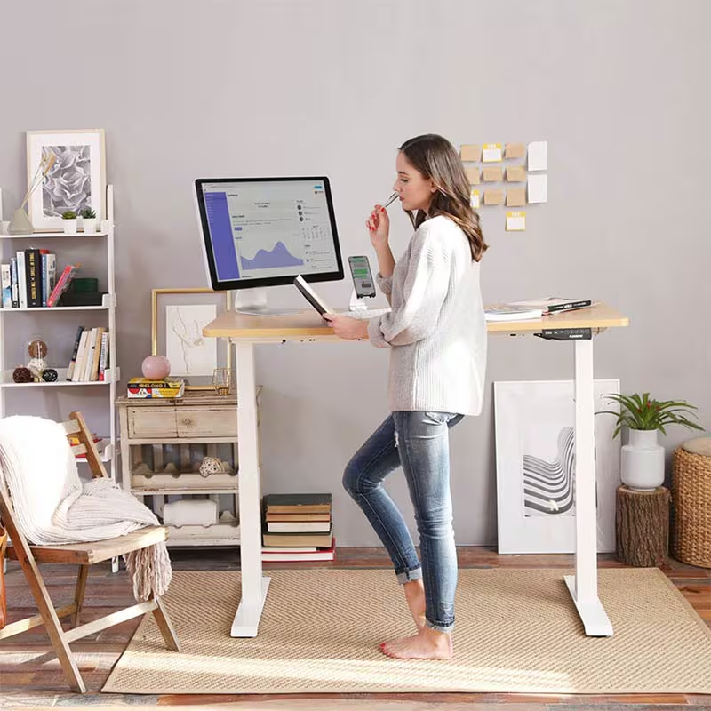Standing desk : à quoi sert un bureau assis-debout au quotidien ?